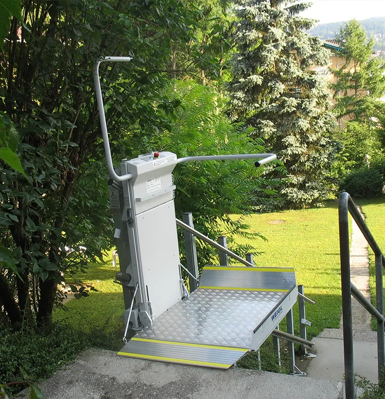 Ein Plattformlift an einer Treppe im Garten