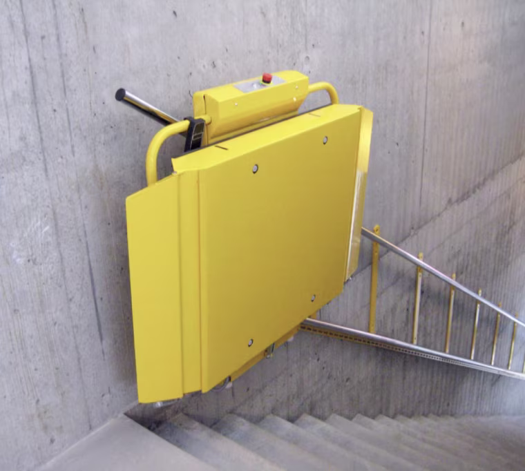 Plattformlifte sind in allen RAL-Farben möglich. Ein Plattformlift in gelber Farbe.